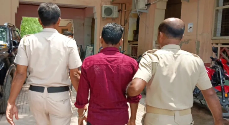 ব্ল্যাকমেল করে কিশোরীকে বারবার ধর্ষণ, জেল দু’জনের