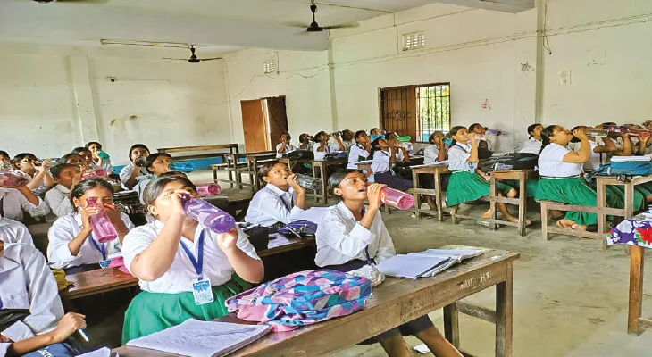 ঘণ্টা বাজলে খেতে হবে জল, অভিনব ‘ওয়াটার সাইরেন’ মাদারিহাট গার্লসে