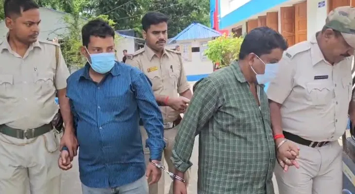 সন্দেশখালির হোটেল থেকে টাকা উদ্ধারের ঘটনায় গ্রেপ্তার দেবব্রত চক্রবর্তী ও সিরাজউদ্দিন মোল্লাকে বসিরহাট আদালতে তুলছে পুলিস