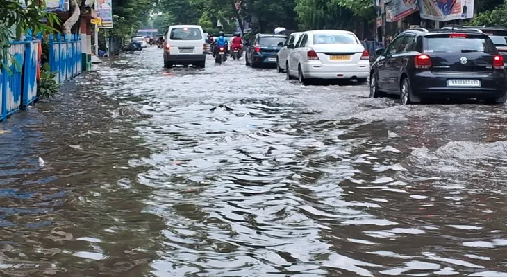 ভারী বৃষ্টির জেরে রাজা রামমোহন সরণিতে জল জমেছে