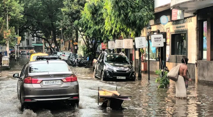 ভারী বৃষ্টির জেরে জলমগ্ন দেশপ্রিয় পার্ক