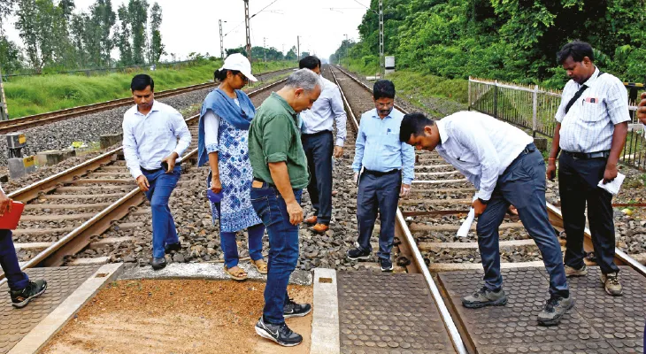 রেললাইন লাগোয়া তারের ফেন্সিংয়ের ঘেরাটোপে পড়েই মৃত্যু শাবক সহ হাতির, দুর্ঘটনাস্থল পরিদর্শনে রেল ও বনবিভাগের আধিকারিকরা