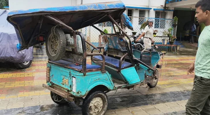 ময়নাগুড়ি শহরের সিনেমা হল মোড়ে টোটো ও ট্রাকের মুখোমুখি  সংঘর্ষে গুরুতর জখম তিন জন, চিকিৎসা চলছে জলপাইগুড়ি হাসপাতালে