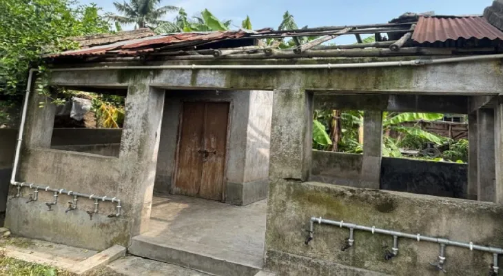 তেহট্ট নাটনা গ্রামের অঙ্গনওয়াড়ি কেন্দ্র বেহাল, ভেঙে পড়ার শঙ্কা