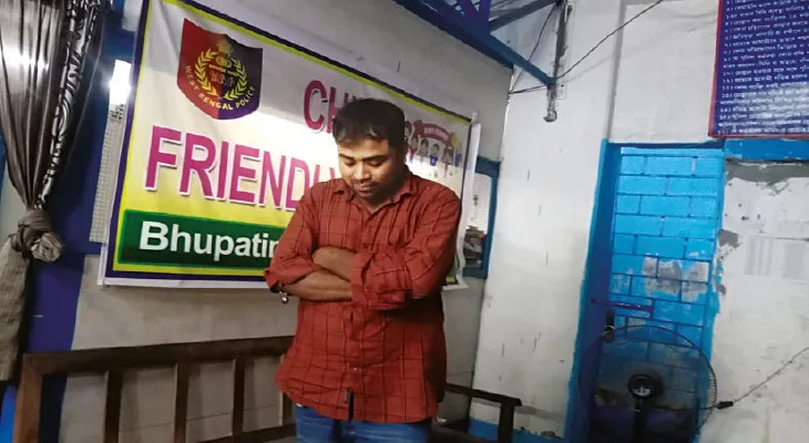 মুগবেড়িয়ায় মদ খেয়ে হাসপাতালে তাণ্ডব গুণধর শিক্ষককে থানা থেকে ফেরাতে নারাজ পরিবার