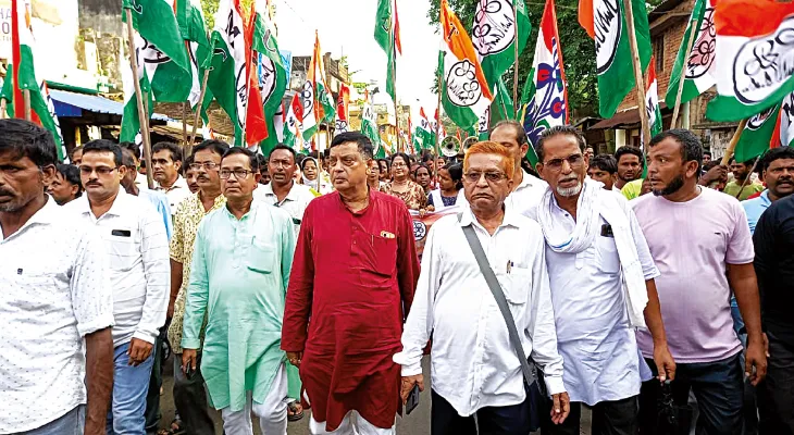 বন্যা পরিস্থিতি সত্ত্বেও শহিদ সমাবেশে যাচ্ছেন গড়বেতা-১ ব্লকের বহু কর্মী