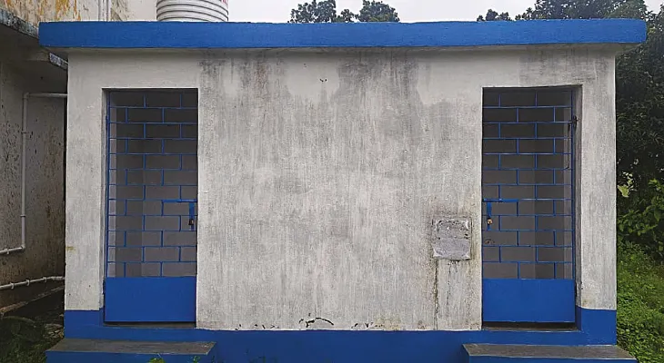 স্কুলের শৌচাগার তৈরিতে কেলেঙ্কারি  পুরনো নির্মাণে নয়া বোর্ড ঝুলিয়ে টাকা লুট