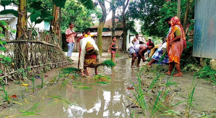 ইটাহারের বোয়ালতোড় গ্রামে রাস্তা সংস্কারের দাবিতে বিক্ষোভ