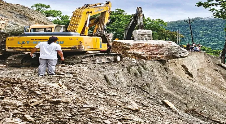 বৃষ্টির জেরে পাহাড়ের বহু জায়গায় ধস নামল, বিঘ্নিত বিদ্যুৎ পরিষেবা, দু’দিন পর খুলল সিকিমগামী জাতীয় সড়ক