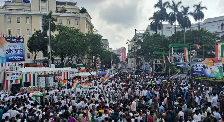 ধর্মতলায় শহিদ দিবসের মূল মঞ্চের সামনে ভিড় তৃণমূলের কর্মী-সমর্থকদের