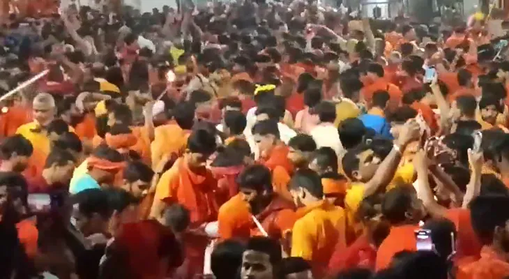 শ্রাবণ মাস উপলক্ষ্যে ঝাড়খণ্ডের দেওঘরে বাবা বৈদ্যনাথ ধামে পুণ্যার্থীদের ব্যাপক ভিড়