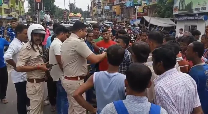 মধ্যমগ্রামে পথ দুর্ঘটনায় মৃত ১, ট্রাফিক পুলিসের কিয়স্কে ভাঙচুর চালাল উত্তেজিত জনতা