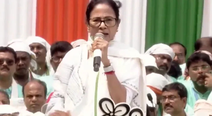 বিজেপি শাসিত রাজ্যে বাংলা ও বাঙালিদের অপমান, একুশের মঞ্চ থেকে ভাষা আন্দোলনের ডাক দিলেন মমতা
