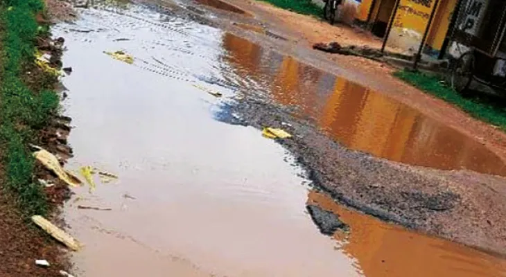 রঘুনাথপুরের শাঁকা আমতল থেকে কাশীপুরের আদ্রা রেলগেট পর্যন্ত রাস্তার বেহাল দশা, সংস্কারের দাবি