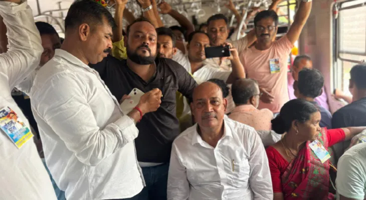 শহিদ দিবসে ছুটির মেজাজ, চায়ের আড্ডায় দিনভর মোবাইলে চোখ, ট্রেনে সমর্থকদের সঙ্গে মন্ত্রীও