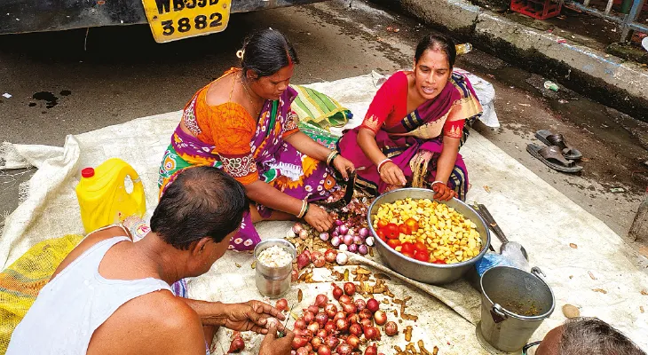 ডিম-ভাত থেকে শুরু করে চিকেনের ঝোল, মাটন বিরিয়ানির সুবাস, নেত্রীর ভাষণ শোনার আগে জমিয়ে পেটপুজো