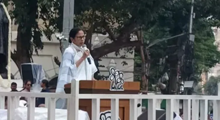 বাংলায় কেন্দ্রীয় বাহিনীকে সক্রিয় করার গেরুয়া ছক ভেস্তে দিলেন তৃণমূল নেত্রী, ২১ জুলাইয়ের ভাষণে বঞ্চনা নিয়ে তোপ মমতার