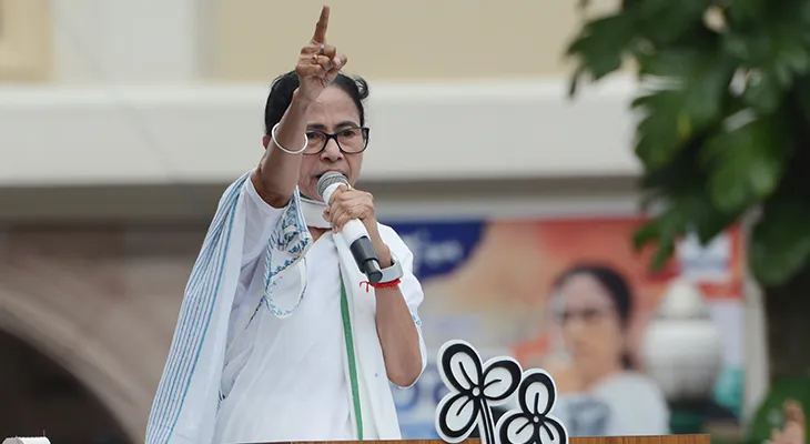 একুশের মঞ্চে বাংলা বিরোধীদের বিসর্জনের ডাক মমতার, এবার ভাষা আন্দোলন