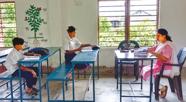 গ্রামে গ্রামে ঘুরে মিলছে না পড়ুয়া, মাত্র দু’জনকে নিয়ে ক্লাস জুনিয়র হাইস্কুলে