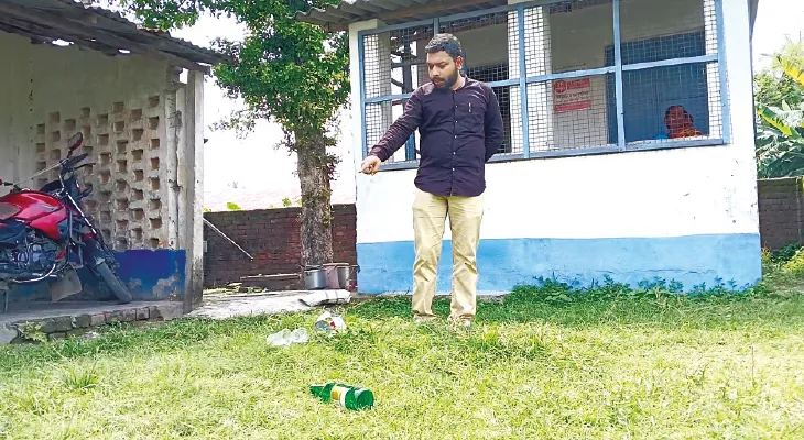 বোগ্রাম প্রাইমারি স্কুলে বসছে নেশার আসর, বিরক্ত শিক্ষক-অভিভাবকরা