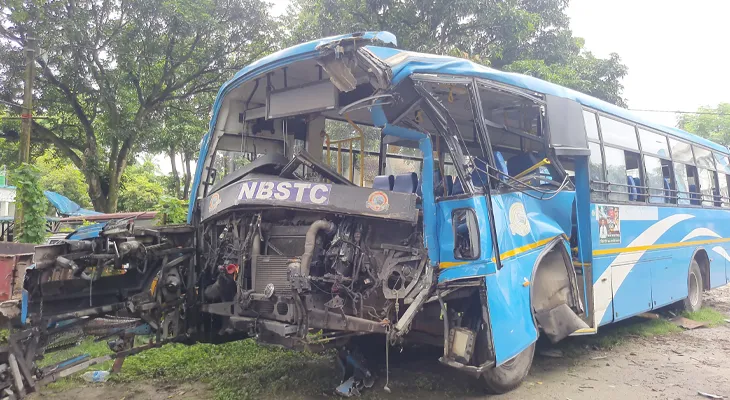 একুশে জুলাইয়ের সভা থেকে ফেরার পথে দুর্ঘটনার কবলে বাস, আশঙ্কাজনক ৩, জখম আরও ১৪
