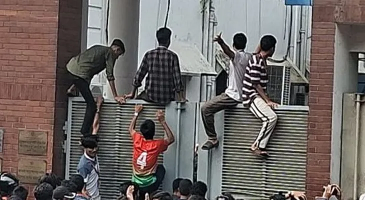 বাংলাদেশের সচিবালয়ের সামনে ধুন্ধুমার! পড়ুয়া-পুলিস সংঘর্ষে জখম ৫০