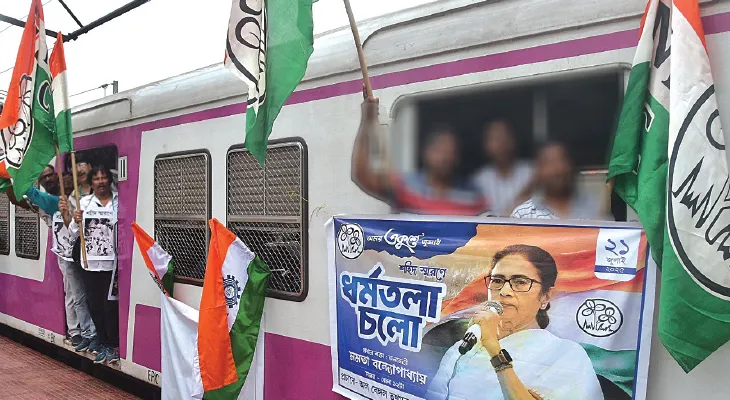 বিনা টিকিটের যাত্রীরা
