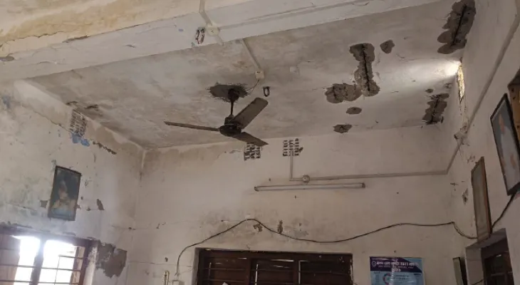 ক্লাসরুমের ছাদে ফাটল, বৃষ্টি হলে বিপদ বেহাল প্রাথমিকে