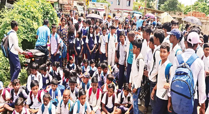 ঘাটালে সংস্কারের দাবিতে বেহাল রাস্তায় ত্রিপল বিছিয়ে অবরোধ স্কুল পড়ুয়াদের