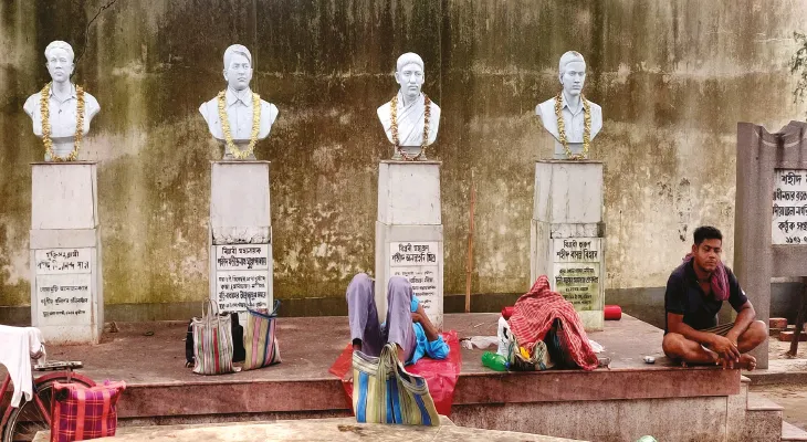 দীর্ঘদিন অবহেলায় পড়ে থাকা শহিদ বেদিগুলির সংস্কারের কাজ শুরু হল