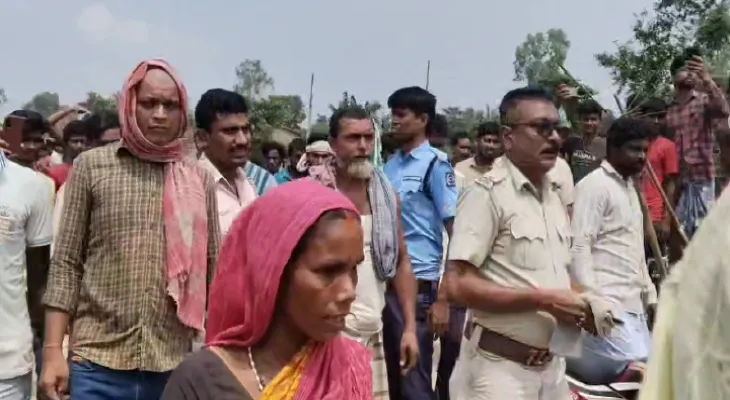 মানিকচকে বালির বস্তার বাঁধ কেন, ঘেরাও আধিকারিক, বিপদসীমা ছুঁল গঙ্গা, ভাঙন রোধে কাজ শুরু করতে ব্যর্থ সেচকর্তারা