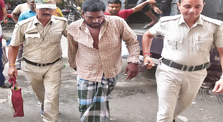 পয়েন্ট ব্ল্যাঙ্ক রেঞ্জ থেকে স্ত্রীকে গুলি, গ্রেপ্তার অভিযুক্ত স্বামী