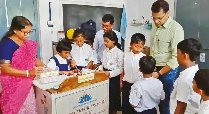 স্কুলেই ব্যাঙ্ক! ক্যাশিয়ার ক্লাস ওয়ানের খুদে ম্যানেজার চতুর্থ শ্রেণির পড়ুয়া, মেলে ঋণও