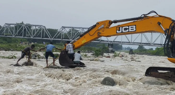ঘাঠিয়ায় হড়পা বান, আর্থমুভার এনে তিনজন শ্রমিককে উদ্ধার