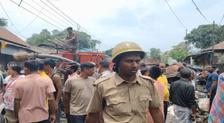 দিনহাটার চৌধুরীহাটে অগ্নিকাণ্ড ভস্মীভূত গোডাউন, বাড়ি, দোকান, বিকল দমকলের ইঞ্জিন, হাত লাগাল বিএসএফ