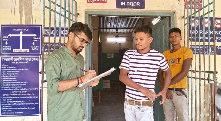 ওয়ার্ডে ফ্যান খারাপ, গরমে হাঁসফাঁস দশা, বাইরে দাঁড়িয়ে রোগী দেখছেন চিকিৎসক!