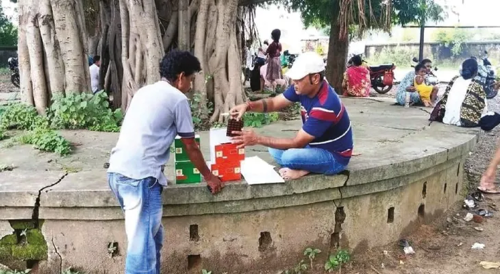 সিলিং ফ্যান বিকল, গাছতলায় রোগীদের ওষুধ বিতরণ, বিতর্ক