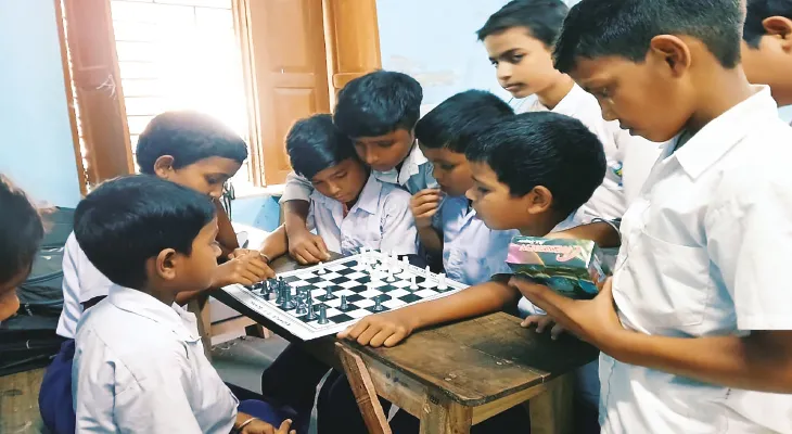 টিফিনের পরেই দাবা নিয়ে বসে যাচ্ছে ছাত্রছাত্রীরা, জয়নগরের প্রাথমিক স্কুলে বিপুল উৎসাহ