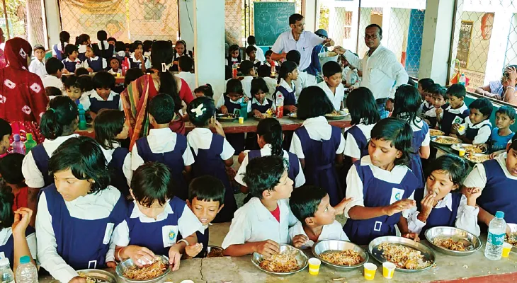 নারায়ণগড়ের স্কুলে পড়ুয়াদের খাওয়ানো হল চিকেন বিরিয়ানি