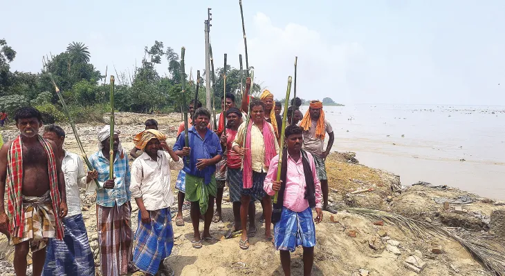 লাঠি হাতে গ্রামের পাহারায় বাসিন্দারা, ভাঙন রোধে বাধা রুখতে ব্যবস্থা পশ্চিম রতনপুরে