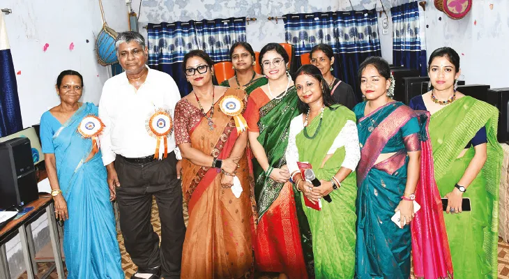 ননীবালা উচ্চ বালিকা বিদ্যালয়ে ১০টি কম্পিউটার দিলেন মন্ত্রী