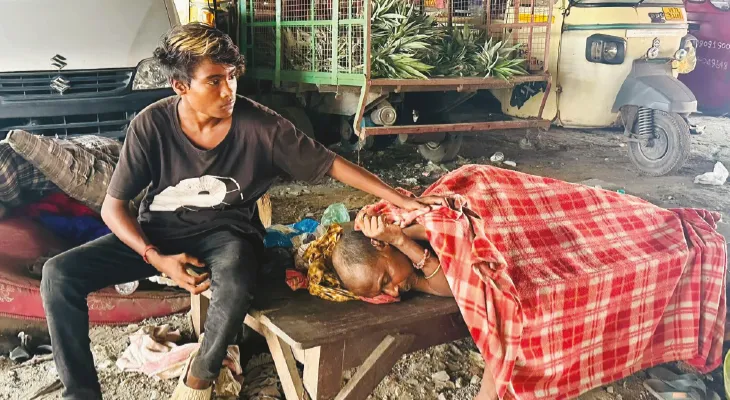 স্থানীয়দের হস্তক্ষেপে হুঁশ ফিরল প্রশাসনের, ভরা রাস্তায় বাবার দেহ আগলে কিশোর ছেলে