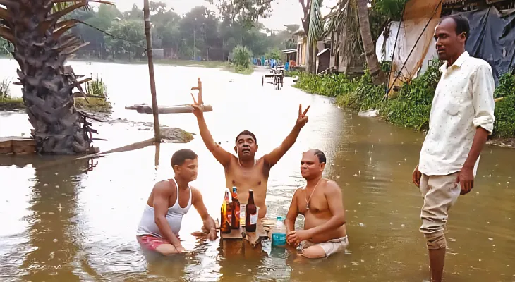 ভাসছে ঘাটাল, মদের গ্লাস হাতে জমা জলে বসে বিজেপির পঞ্চায়েত সদস্য