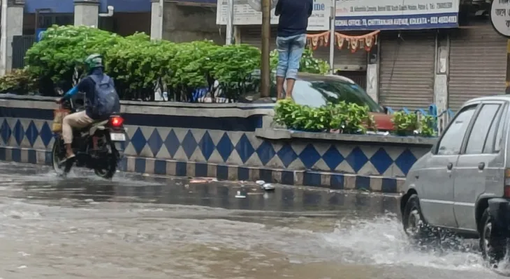 রাতের ভারী বৃষ্টির জের! মুক্তারামবাবু স্ট্রিট, কলেজ স্ট্রিট, সেন্ট্রাল অ্যাভিনিউ, এলাকা জলমগ্ন