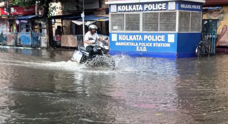 রাতভর বৃষ্টিতে জলমগ্ন উল্টোডাঙা, ফিরল এক যুগ আগের জলস্মৃতি