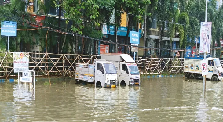 দিনভর দফায় দফায় বৃষ্টি, চার জেলায় জলমগ্ন বহু এলাকা