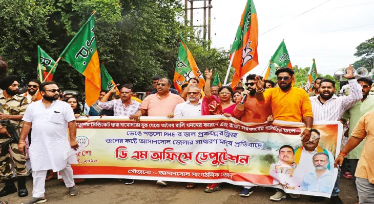 দামোদরে জলপ্রকল্পের ভেঙে পড়া ব্রিজ সারাই অসম্ভব, হাত গোটাচ্ছে সরকার