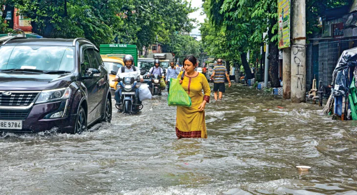 লাগাতার বর্ষণে ভাসল শহর, নিম্নচাপের ভোগান্তি আজও