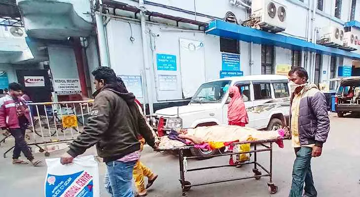বৃষ্টি মাথায় খোলা আকাশের নীচে  রাত কাটাচ্ছেন রোগীর পরিজনরা