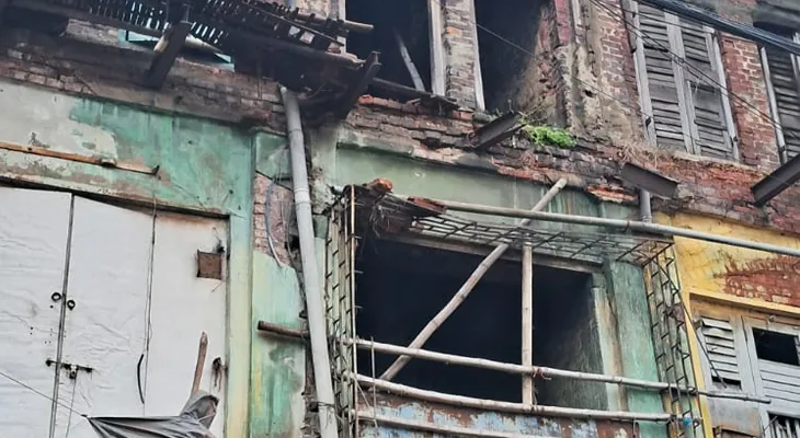 রাতভর বৃষ্টিতে ভাঙল বাড়ি